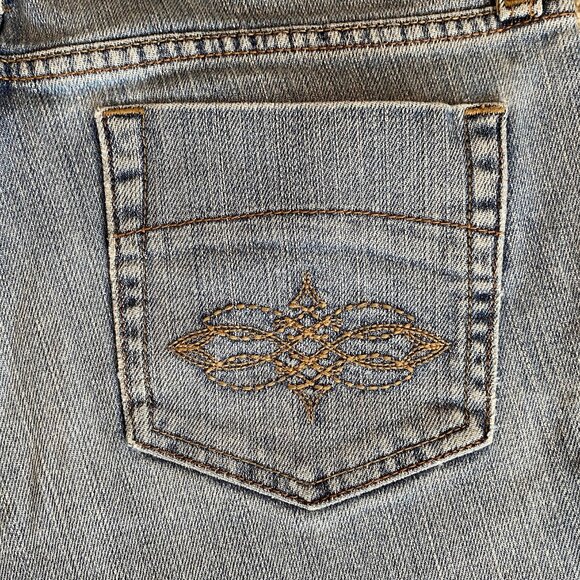 Levi’s signature light wash modern bootcut jeans with flared leg. Women's size 8 - Picture 4 of 9